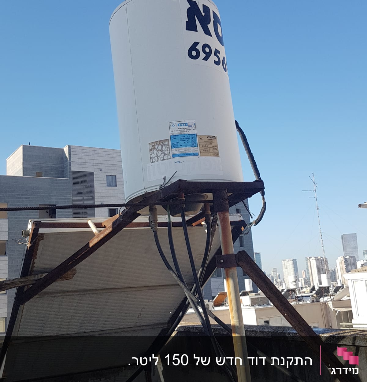 דוד שמש מותקן על גג עם צינורות מחוברים